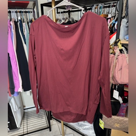 262. Lululemon Back In Action Long Sleeve in Chianti - Picture 1 of 5